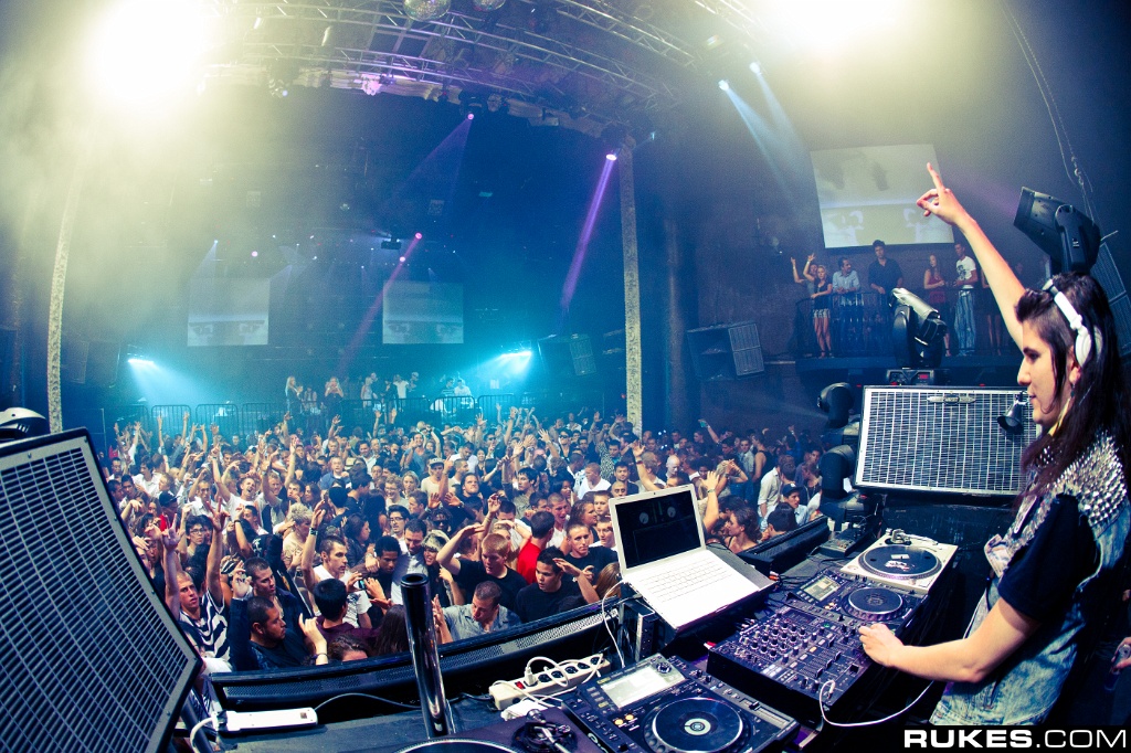 IMAGE: http://photo.rukes.com/avalon107/slides/avalon107%20019.jpg