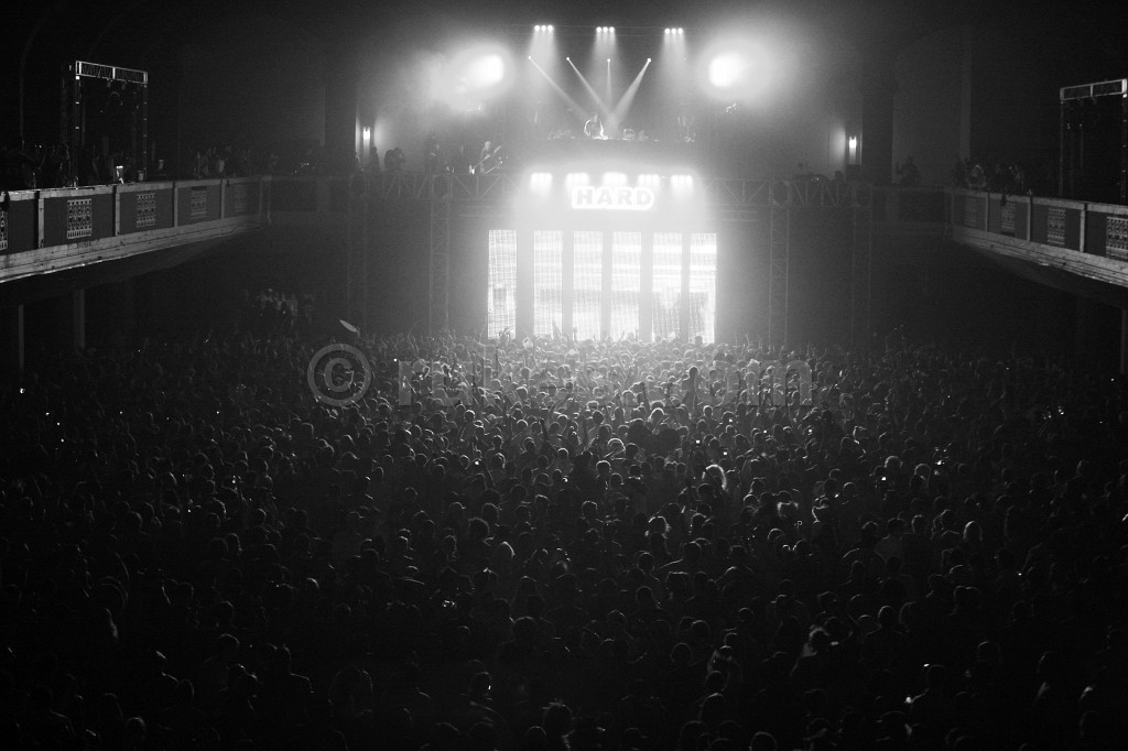 IMAGE: http://photo.rukes.com/hard/slides/hard%20013.jpg