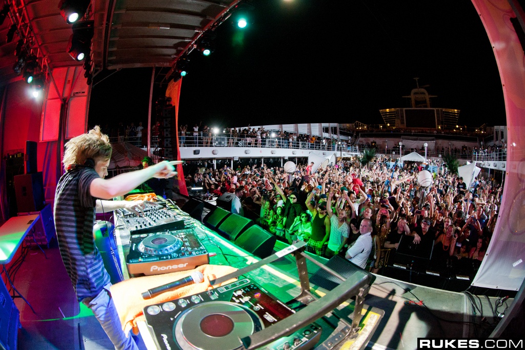 holyship11a_125.jpg