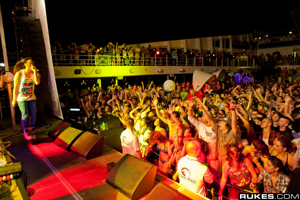 holyship11b_192.jpg