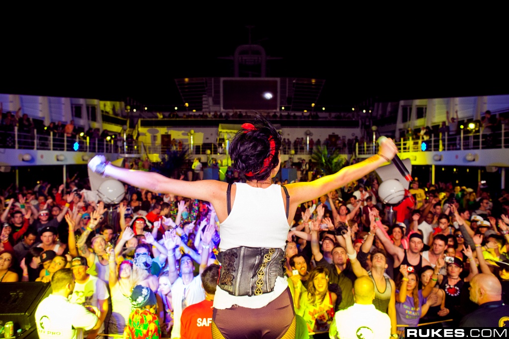 holyship11b_356.jpg
