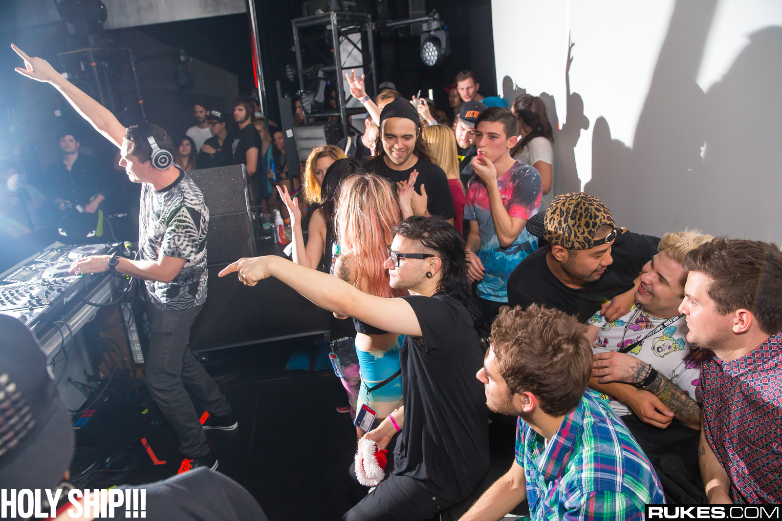 holyship14a_195.jpg