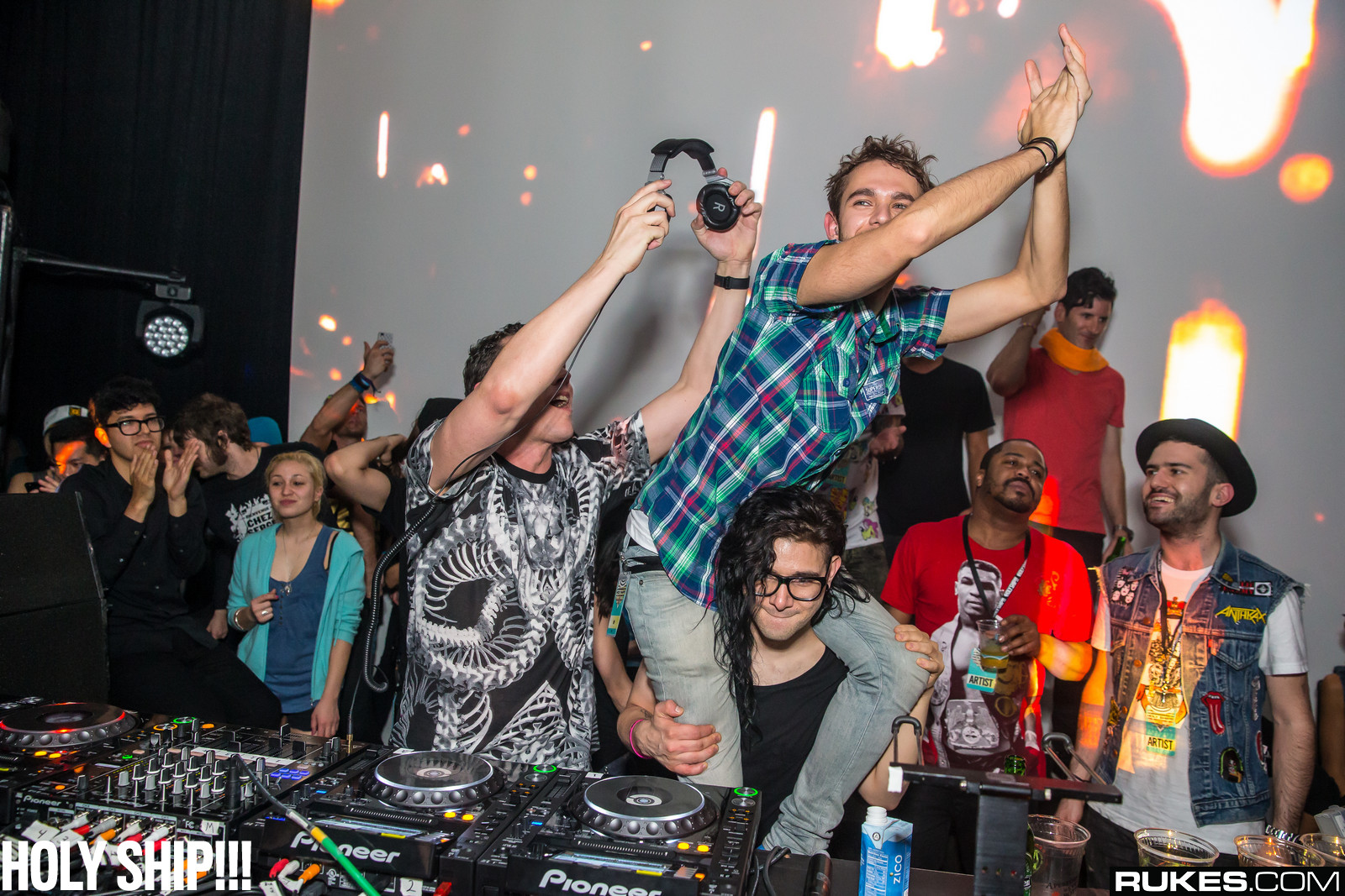 holyship14a_201.jpg