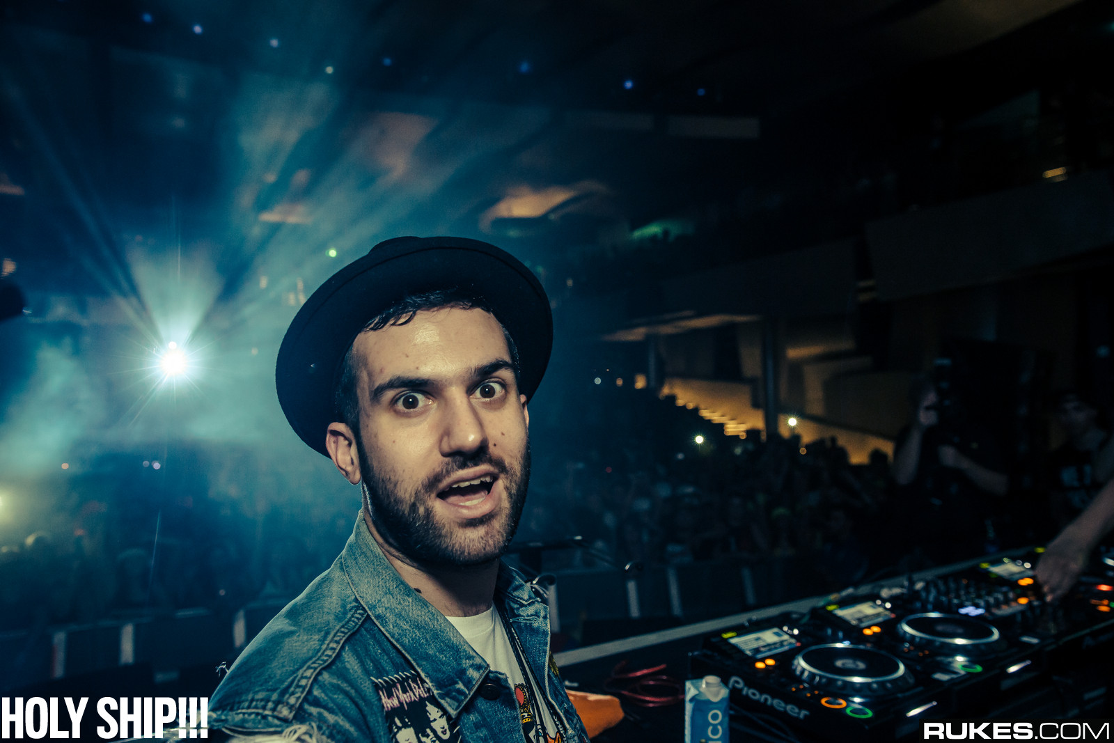 holyship14a_205.jpg