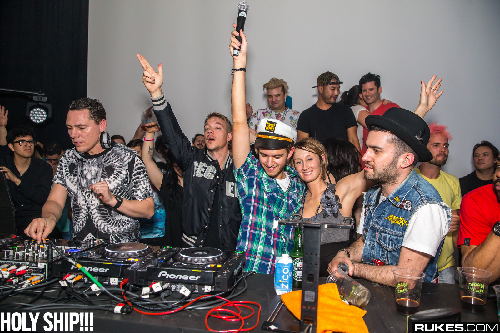 holyship14a_212.jpg