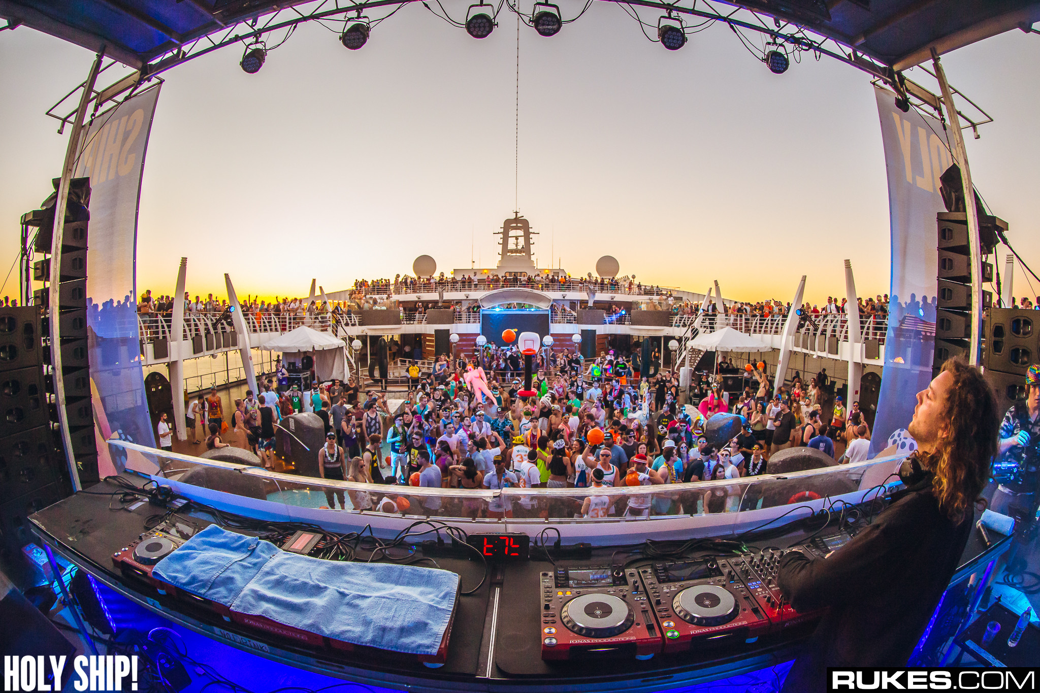 holyship16f 048