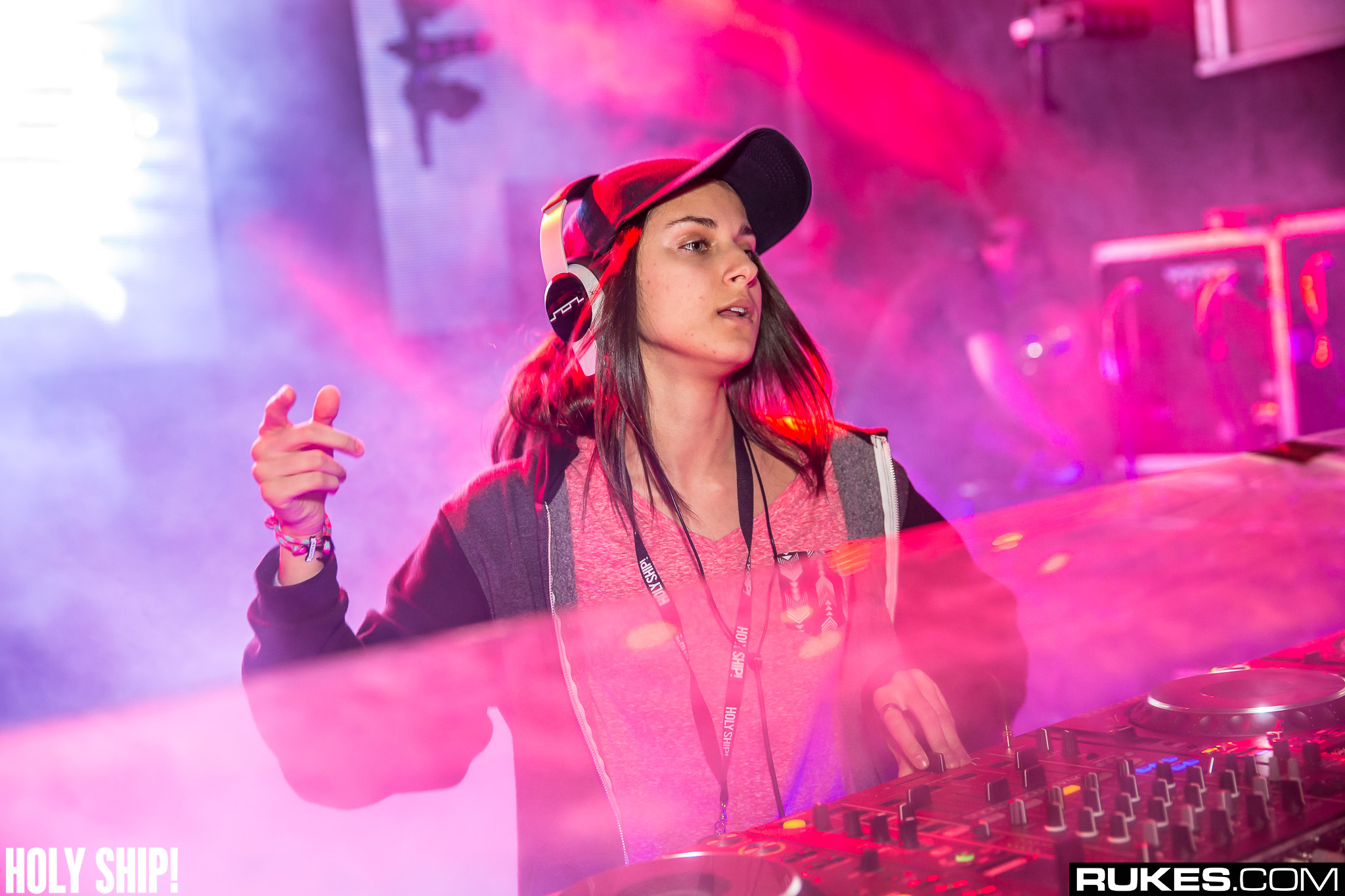 holyship16f 070