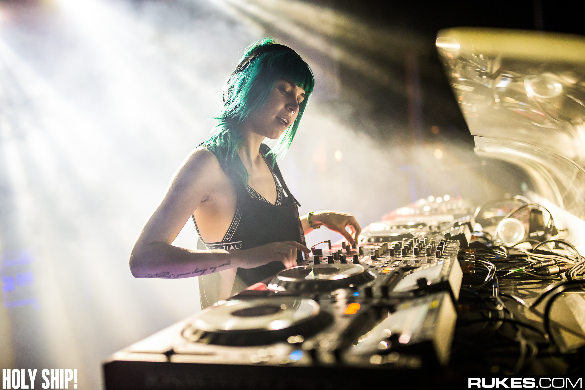 holyship16f 105