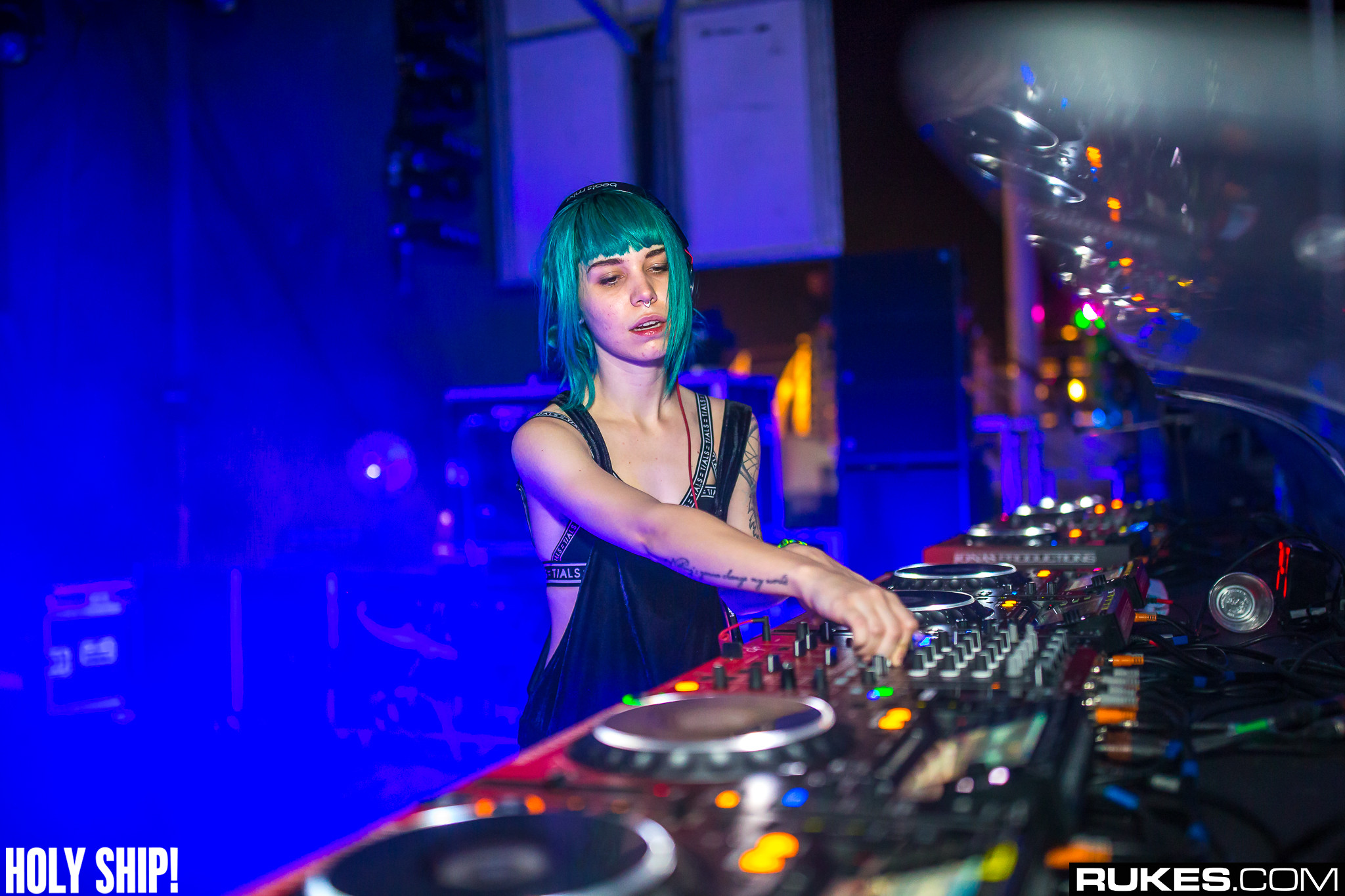 holyship16f 107