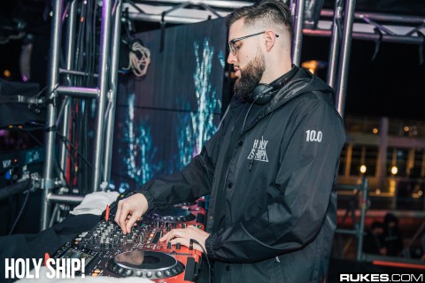 holyship18a_007