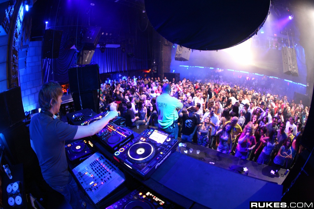 IMAGE: http://photo.rukes.com/mayan4/slides/mayan4%20043.jpg