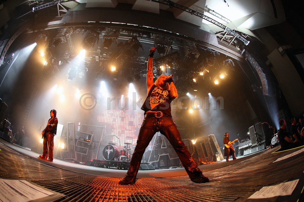 IMAGE: http://photo.rukes.com/motleycrue3/slides/motleycrue3%20026.jpg