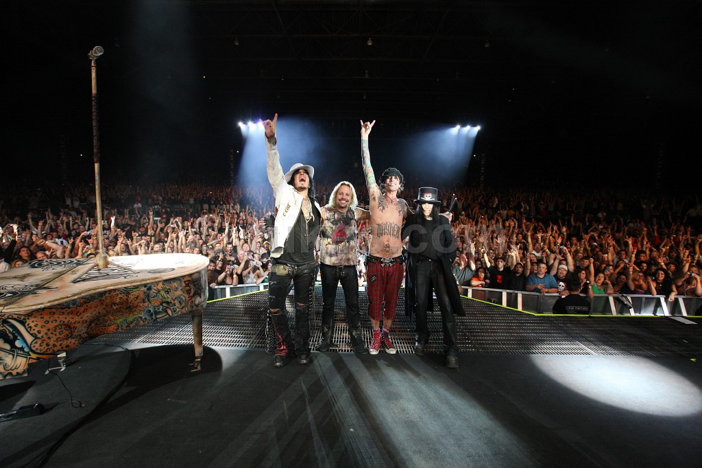 IMAGE: http://photo.rukes.com/motleycrue5/slides/motleycrue5%20099.jpg