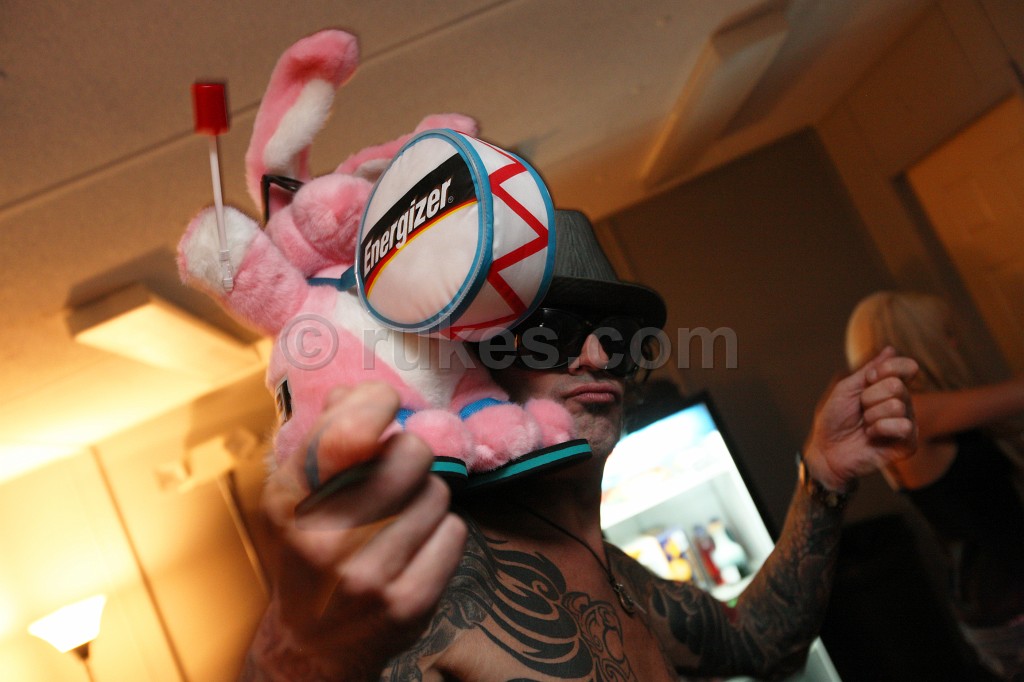 IMAGE: http://photo.rukes.com/motleycrue5/slides/motleycrue5%20102.jpg