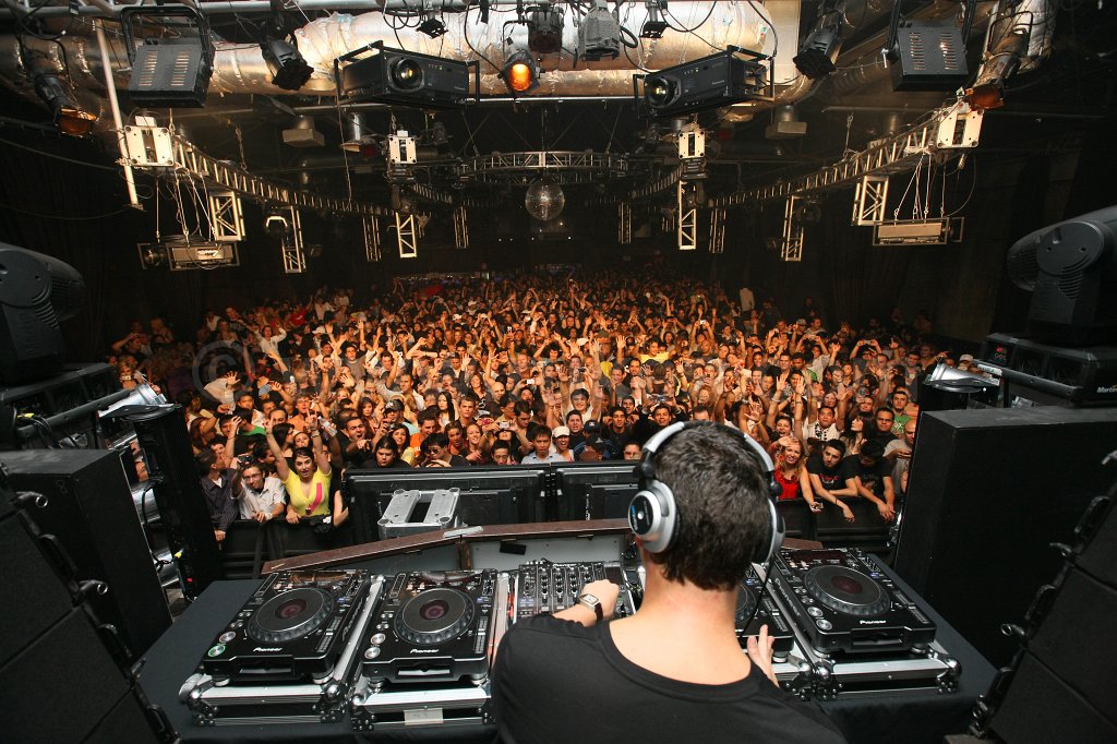 IMAGE: http://photo.rukes.com/vanguard113/slides/vanguard113%20085.jpg