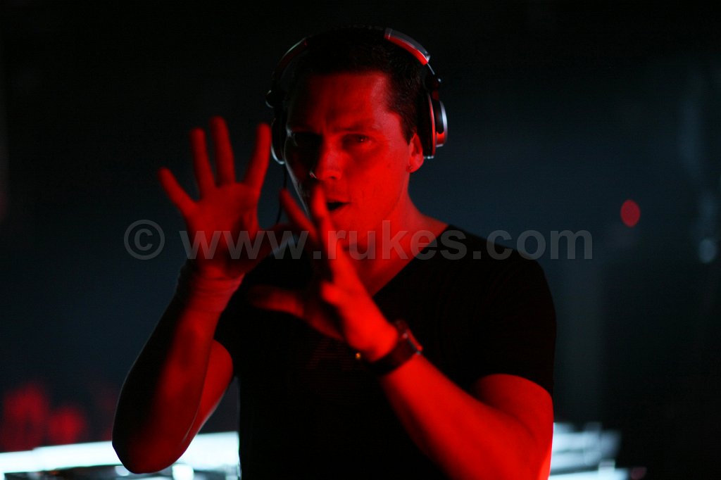 IMAGE: http://photo.rukes.com/vanguard113/slides/vanguard113%20087.jpg