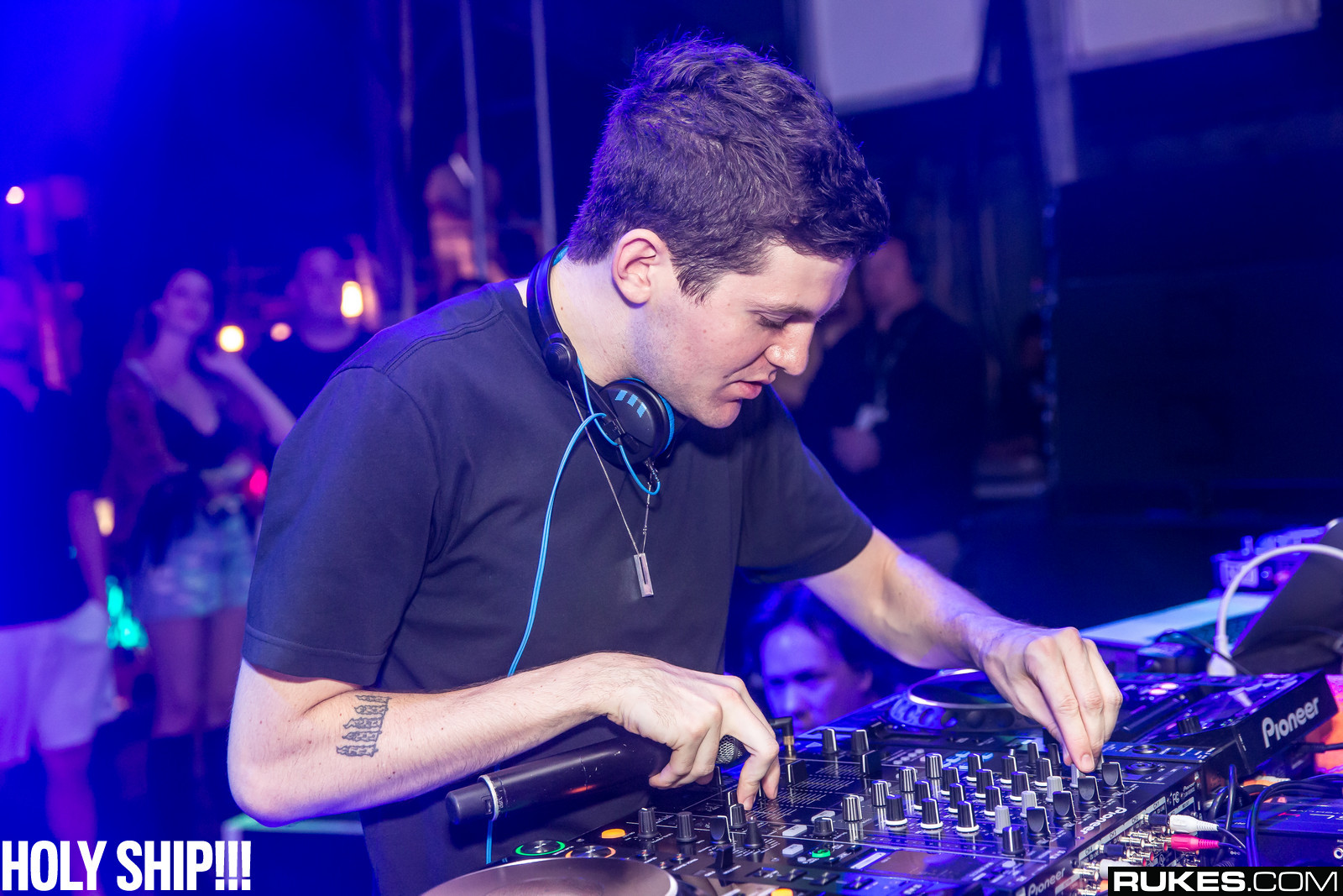 holyship14b_092.jpg