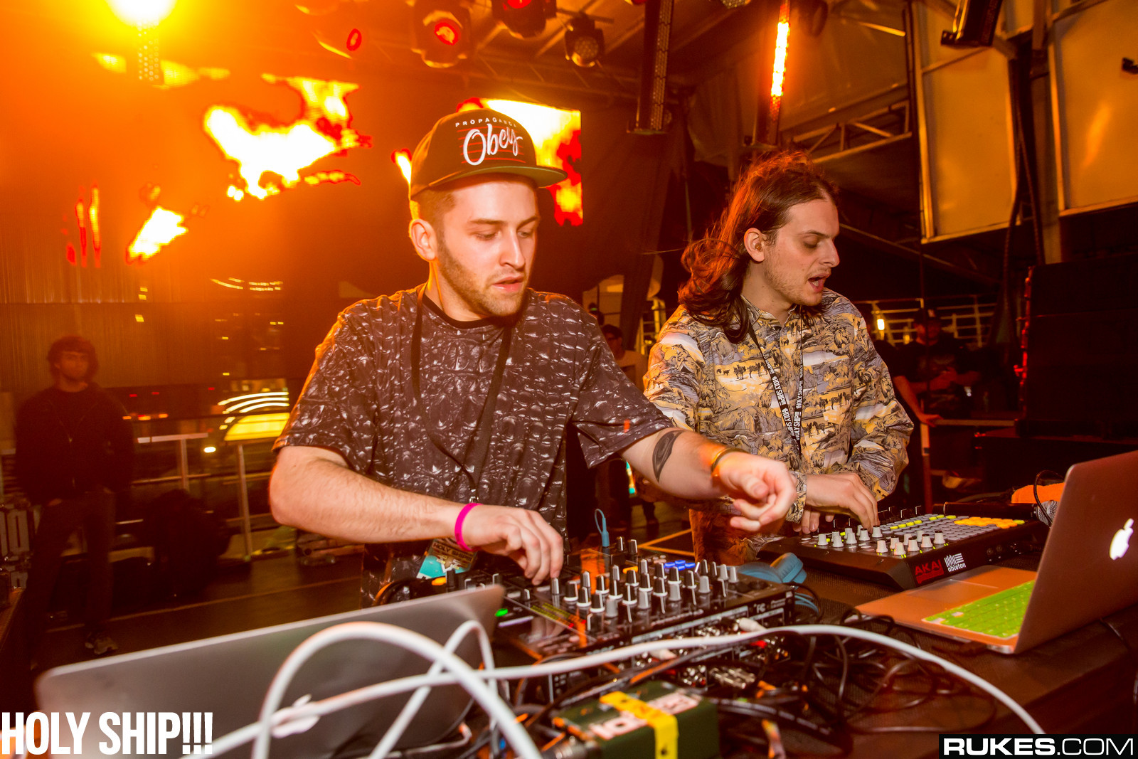 holyship14b_120.jpg