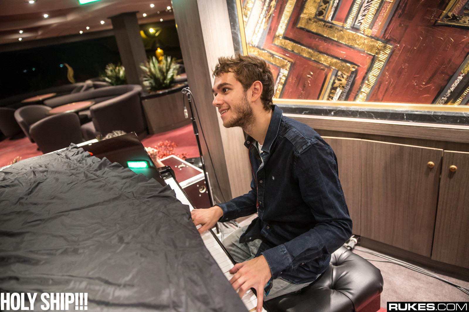 holyship14b_125.jpg