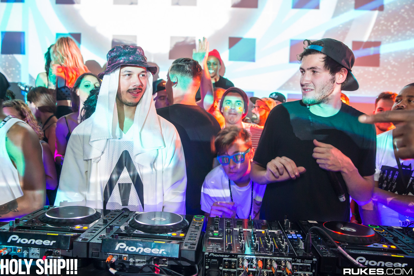 holyship14b_157.jpg