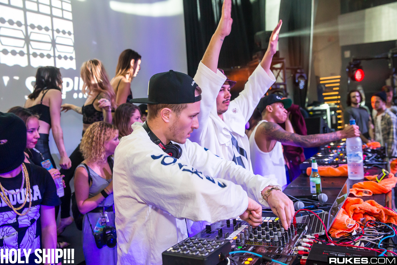 holyship14b_164.jpg
