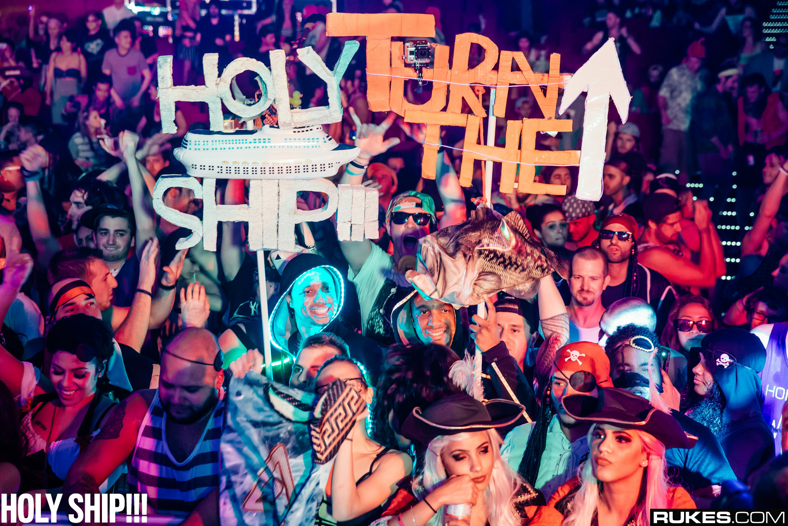 holyship14b_171.jpg